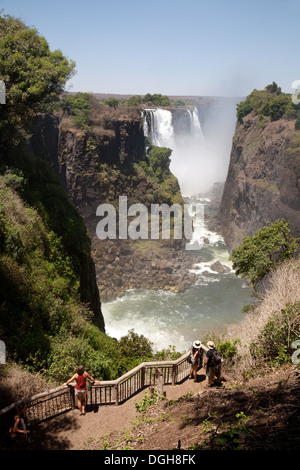Victoria Falls Zimbabwe visto dal Parco Nazionale delle Cascate Vittoria nella stagione secca, Ottobre, guardando verso la principale la cataratta Foto Stock
