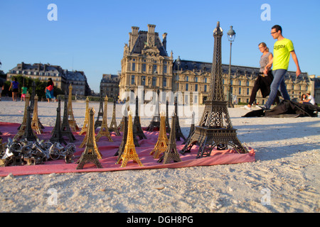 Parigi Francia,1° arrondissement,Place du Carrousel,Museo d'Arte del Louvre,Museo del Louvre,souvenir,regali,souvenir,venditori bancarelle stand Foto Stock