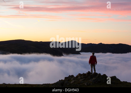 Helvellyn dal rosso ghiaioni nel distretto del lago, Cumbria, Regno Unito, con valle cloud causata da un'inversione della temperatura. Foto Stock