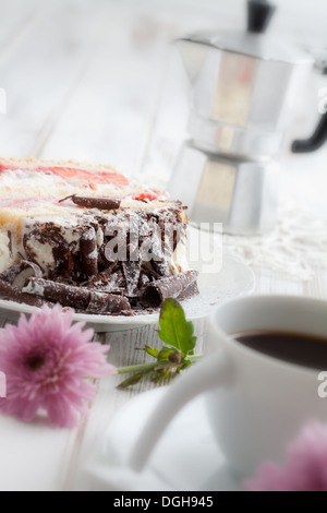 Stracciatella fragola torta con i riccioli di cioccolato sulla parte superiore Foto Stock