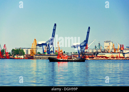 Rimorchiatore nel porto di Porto. Foto Stock