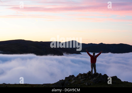 Helvellyn dal rosso ghiaioni nel distretto del lago, Cumbria, Regno Unito, con valle cloud causata da un'inversione della temperatura. Foto Stock