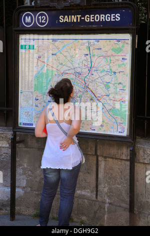 Parigi Francia,9° arrondissement,place Saint St. Georges,map,metro,adult,adults,woman female women,looking,France130816003 Foto Stock