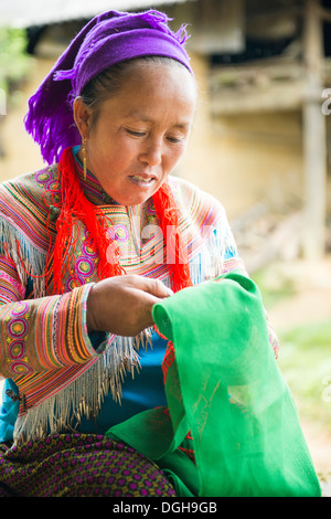 Flower Hmong ricamo womans lavorare a casa , Bac Ha, Lao Cai,Vietnam Foto Stock