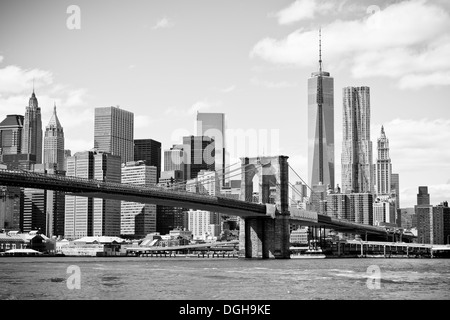 Il Ponte di Brooklyn e il centro cittadino di skyline di Manhattan vista da Brooklyn Foto Stock