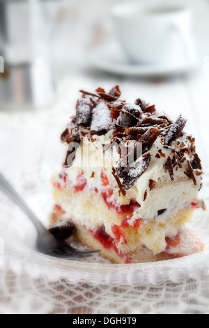 Stracciatella fragola torta con i riccioli di cioccolato sulla parte superiore Foto Stock