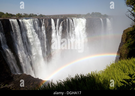 Cascate Vittoria arcobaleno; un doppio arcobaleno sopra le Cascate Vittoria, Zimbabwe, visto dal Parco Nazionale delle Cascate Vittoria, Zimbabwe Africa Foto Stock