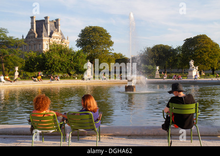 Parigi Francia,8° arrondissement,Giardino delle Tuileries,Jardin des Tuileries,parco,Grand Bassin Rond,Basin,Museo d'Arte del Louvre,Museo del Louvre,Fontana,r Foto Stock