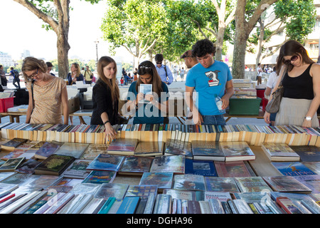 Il mercato del libro sotto il ponte di Waterloo - Londra Foto Stock