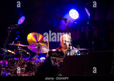 Saratoga, California, Stati Uniti d'America. 7 Luglio, 2013. Il batterista Alan White di inglese progressive rock band si esibisce dal vivo a la cantina di montagna. © Jerome Brunet/ZUMA filo/ZUMAPRESS.com/Alamy Live News Foto Stock