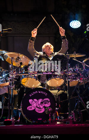 Saratoga, California, Stati Uniti d'America. 7 Luglio, 2013. Il batterista Alan White di inglese progressive rock band si esibisce dal vivo a la cantina di montagna. © Jerome Brunet/ZUMA filo/ZUMAPRESS.com/Alamy Live News Foto Stock