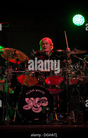 Saratoga, California, Stati Uniti d'America. 7 Luglio, 2013. Il batterista Alan White di inglese progressive rock band si esibisce dal vivo a la cantina di montagna. © Jerome Brunet/ZUMA filo/ZUMAPRESS.com/Alamy Live News Foto Stock