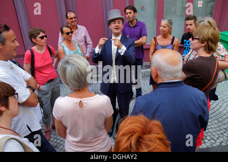 Parigi Francia,2° arrondissement,Rue des Petits Carreaux,guida,costume,uomo uomo maschio,cappello,parlante,adulto,adulti,donna donna donne,ascolto,France13 Foto Stock