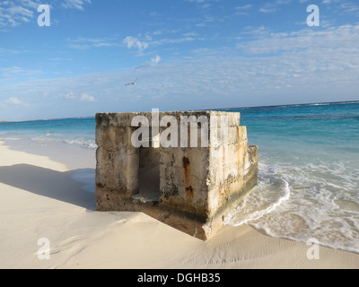 II Guerra Mondiale scatola di pillole sulla Spiaggia di Midway Atoll Sud Pacifico Foto Stock
