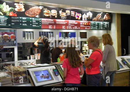 Parigi Francia,4th circondario,Rue de Rivoli,McDonald's,hamburger,hamburger,fast food,ristorante ristoranti ristoranti ristoranti ristoranti caffè,cucina,cibo,banco,cu Foto Stock