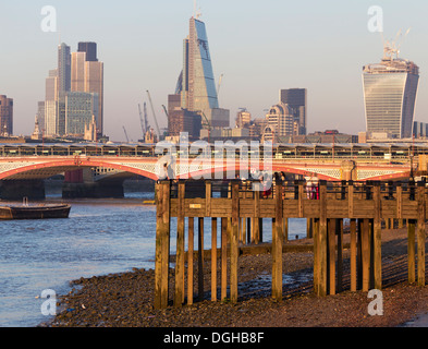 City of London visto da South Bank. Foto Stock