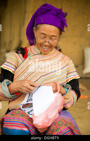 Flower Hmong ricamo womans lavorare a casa , Bac Ha, Lao Cai,Vietnam Foto Stock