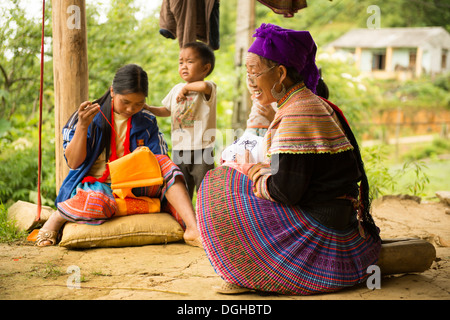 Flower Hmong ricamo womans lavorare a casa , Bac Ha, Lao Cai,Vietnam Foto Stock