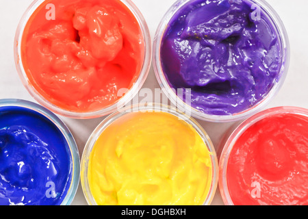 Close up di vernici colorate in vasi di plastica Foto Stock