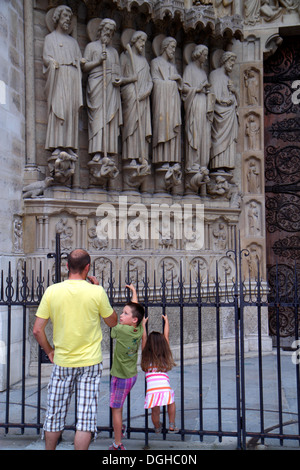 Parigi Francia,Île circondario, de la Cité,Place Jean-Paul II,Cattedrale di Notre Dame,l'esterno,uomo uomo maschio,padre,ragazzo ragazzi maschio bambini figlio,gi Foto Stock