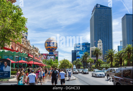 Las Vegas Boulevard South (striscia) guardando verso Parigi e Aria degli alberghi e dei casinò di Las Vegas, Nevada, STATI UNITI D'AMERICA Foto Stock