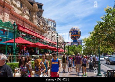 Las Vegas Boulevard South (striscia) fuori Parigi Hotel e Casino di Las Vegas, Nevada, STATI UNITI D'AMERICA Foto Stock