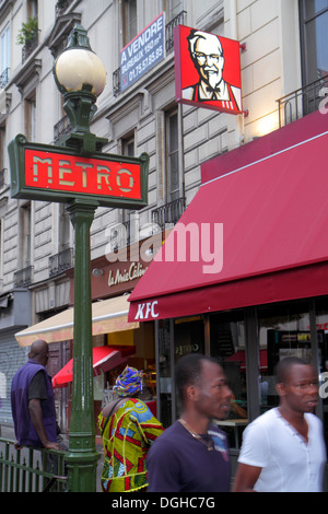 Parigi Francia,9 ° arrondissement,Boulevard Poissonnière,Metropolitana Stazione Strasbourg - Saint-Denis,ingresso,cartello,KFC,fast food, ristorante ristoranti alimentari Foto Stock