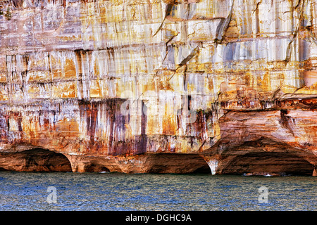 Naturalmente formata grotte tra le scogliere di arenaria a Pictured Rocks National Lakeshore nella Penisola Superiore del Michigan.. Foto Stock