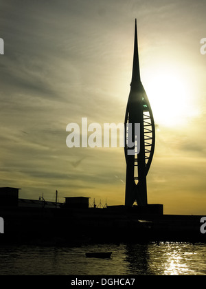 Il profilo di Spinnaker Tower e Portsmouth Porto in una sera d'inverno Foto Stock