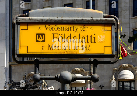 Vorosmarty ter (quadrato) stazione della metropolitana segno Budapest Ungheria Europa Foto Stock