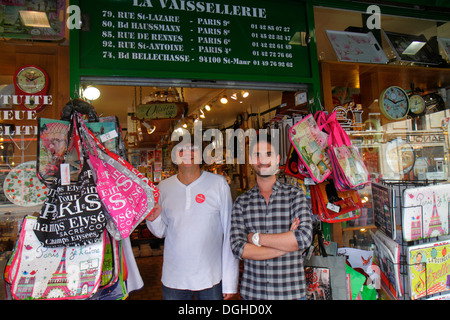 Parigi Francia,9 ° arrondissement,Rue Saint-Lazare,la Vaissellerie,negozio di articoli per la casa,uomo uomini maschio,dipendente lavoratori dipendenti lavoratori dipendenti personale di lavoro,manager Foto Stock