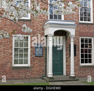 L'edificio dell'Accademia Warrington Guardian office Bridge St nella primavera del Cheshire England Regno Unito Foto Stock