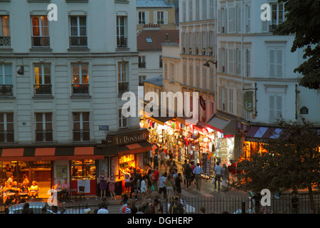 Parigi Francia,Europa,Francese,18° arrondissement,Montmarre,Place Saint St. Pierre,Rue de Steinkerque,vista da Square Louise Michel,vita notturna anche Foto Stock