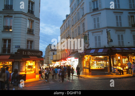 Parigi Francia,18 ° arrondissement,Montmatre,Place Saint St. Pierre,Rue de Steinkerque,notte sera,shopping shopper shopping negozi mercati di mercato Foto Stock