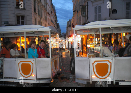 Parigi Francia,18 ° arrondissement,Montmatre,Place Saint St. Pierre,Rue de Steinkerque,notte sera,shopping shopper shopping negozi mercati di mercato Foto Stock