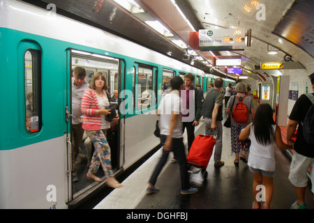 Parigi Francia,8° arrondissement,Madeleine Metro Station linea 8 12 14,metropolitana,treno,piattaforma,passeggeri passeggeri motociclisti,riders,treno auto,passenge Foto Stock