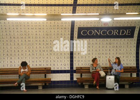 Parigi Francia,1° arrondissement,Concorde Metro Station linea 1 8 12,metropolitana,treno,piattaforma,passeggeri motociclisti,riders,Dichiarazione della R Foto Stock