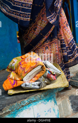 Rurale villaggio indiano donna con doni di cibo e vestiti dato da Sri Sathya Sai Baba organizzazione. Andhra Pradesh, India Foto Stock