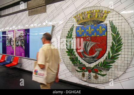 Parigi Francia,4° arrondissement,Hotel de Ville Metro Station linea 1,metropolitana,treno,piattaforma,stemma,stemma,France130818121 Foto Stock