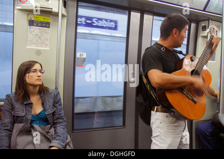 Parigi Francia,Europa,Francese,11° arrondissement,stazione della metropolitana Bréguet Sabin linea 5,metropolitana,treno,trasporti pubblici,riders,passeggeri Foto Stock