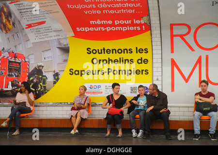 Parigi Francia,Europa,Francese,9° 18° arrondissement,Pigalle Metro Station linea 2 12,metropolitana,treno,trasporto pubblico,passeggeri Foto Stock
