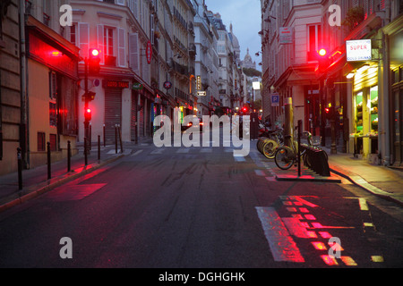 Parigi Francia,Europa,Francese,9° arrondissement,Saint St. Georges,Rue Jean-Baptiste Pigalle,strada,crepuscolo,condominio Haussmann,appartamento,apar Foto Stock