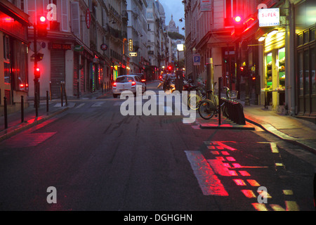 Parigi Francia,Europa,Francese,9° arrondissement,Saint St. Georges,Rue Jean-Baptiste Pigalle,strada,crepuscolo,condominio Haussmann,appartamento,apar Foto Stock