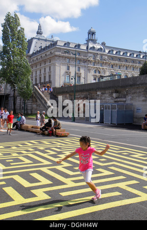 Parigi Francia,Senna,la Rive Gauche,riva sinistra,Berges de Seine,labirinto gigante,ragazze asiatiche,giovani,bambini femmine France130819093 Foto Stock