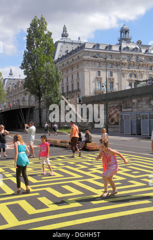 Parigi Francia,Senna,la Rive Gauche,riva sinistra,Berges de Seine,labirinto gigante,ragazze asiatiche,giovani,bambini femmine France130819096 Foto Stock