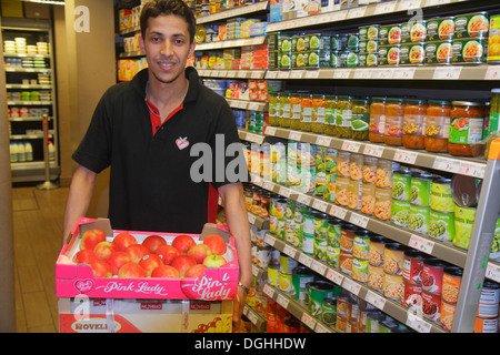 Parigi Francia,Europa,Francese,7° arrondissement,Avenue de Suffren,negozio di alimentari,convenienza,Nord Africa,adulti uomo uomo uomini uomini uomini maschi,immigrato,musulmano,ser Foto Stock