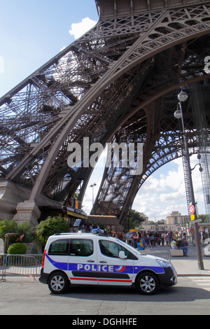 Parigi Francia,7° arrondissement,Torre Eiffel,polizia nazionale,auto,veicolo,France130819132 Foto Stock