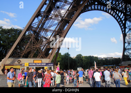 Parigi Francia,7° arrondissement,Torre Eiffel,base,gamba,pilastro,folla,coda,linea,France130819145 Foto Stock