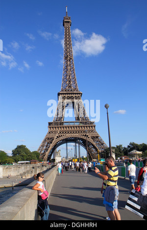 Parigi Francia,Fiume Senna,Pont d'Iéna,Ponte Jena,Torre Eiffel,famiglie genitori genitori figli piccoli,prendere,France130819171 Foto Stock