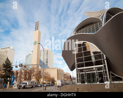Una vista della Galleria d'Arte di Alberta (AGA) ed Edmonton City Hall di Sir Winston Churchill Square in Edmonton, Alberta, Canada. Foto Stock